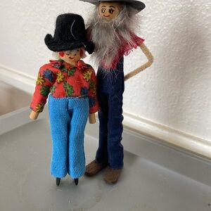 Cute little Amish maybe folk art dolls. Fur beard! Clothespins dolls!!